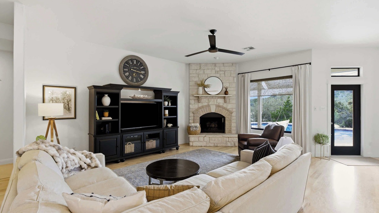 Photo of Livingroom in Travis Landing