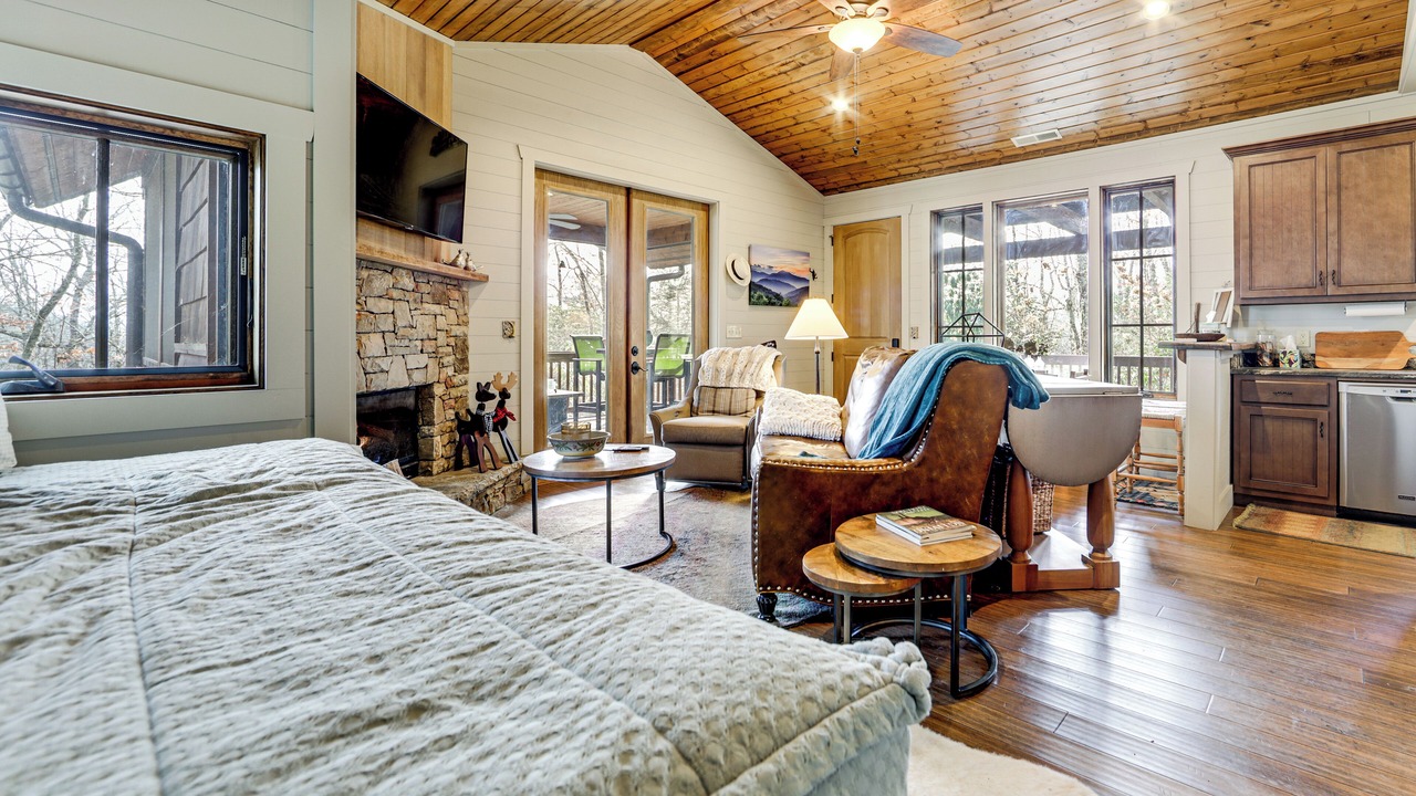 Photo of Bedroom in Tuckasegee