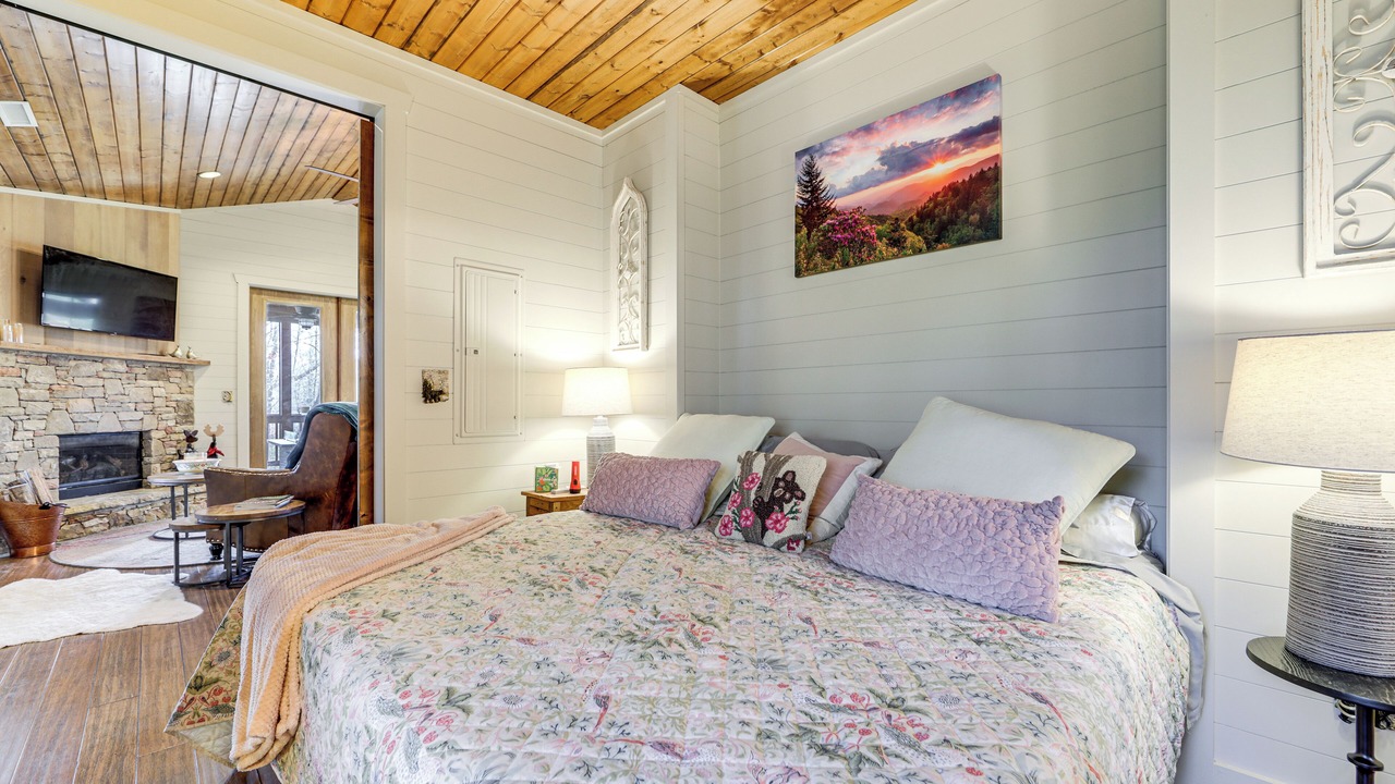 Photo of Bedroom in Tuckasegee