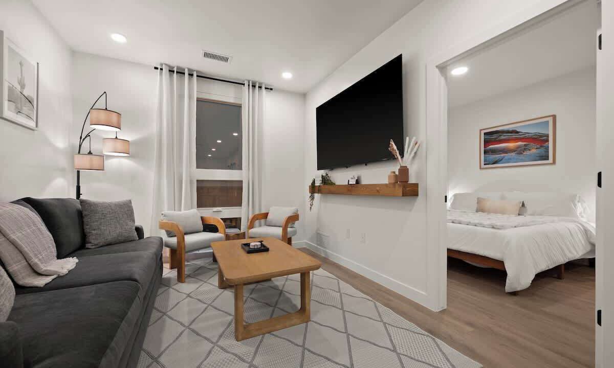 Photo of Livingroom in People's Freeway