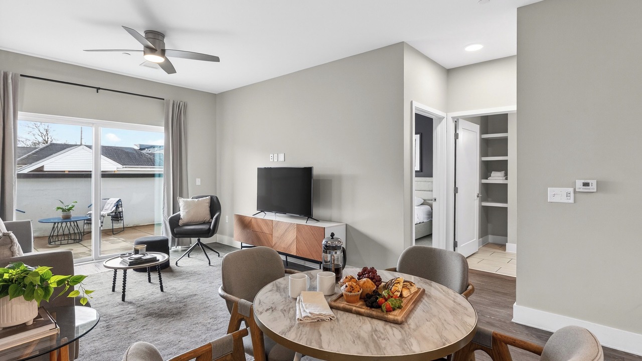 Photo of Livingroom in Hillsboro West End
