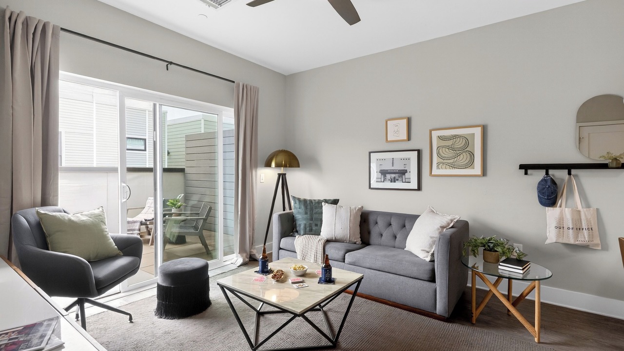 Photo of Livingroom in Hillsboro West End