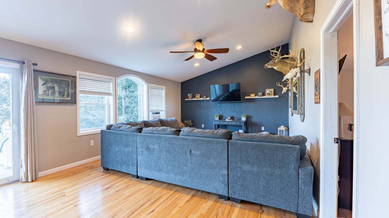Photo of Livingroom in Salisbury Center