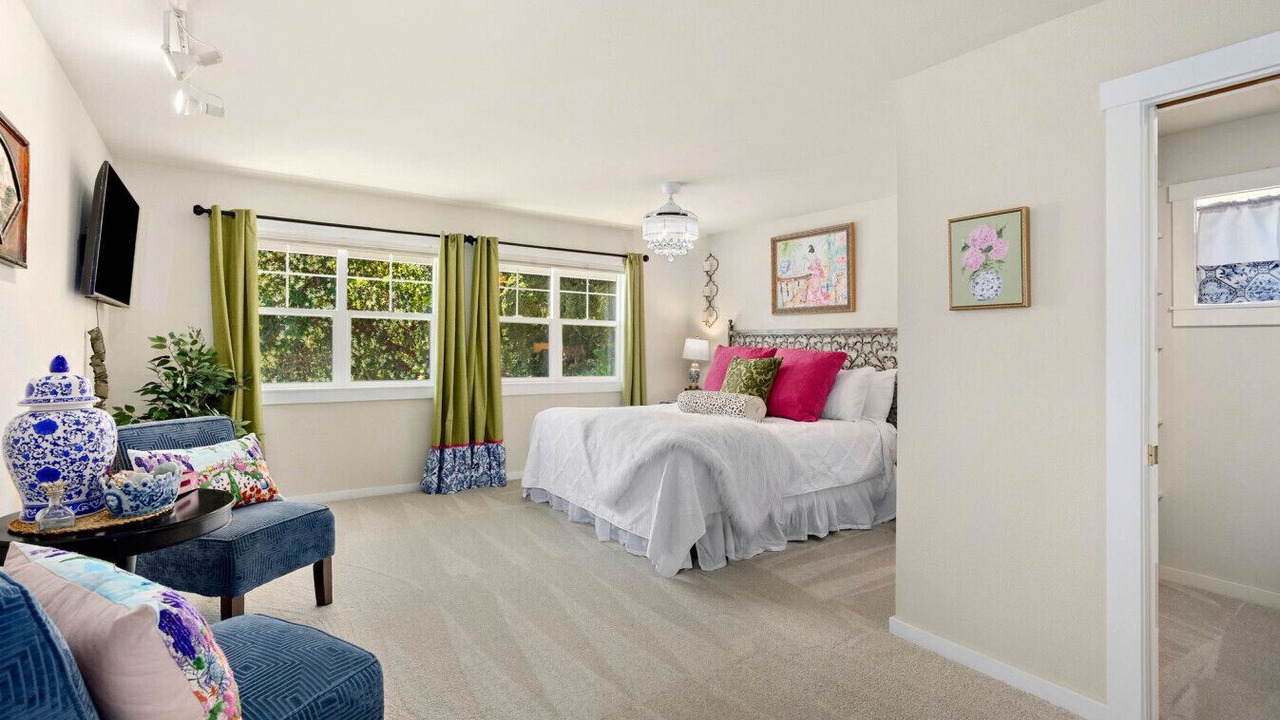 Photo of Bedroom in Rollingbay