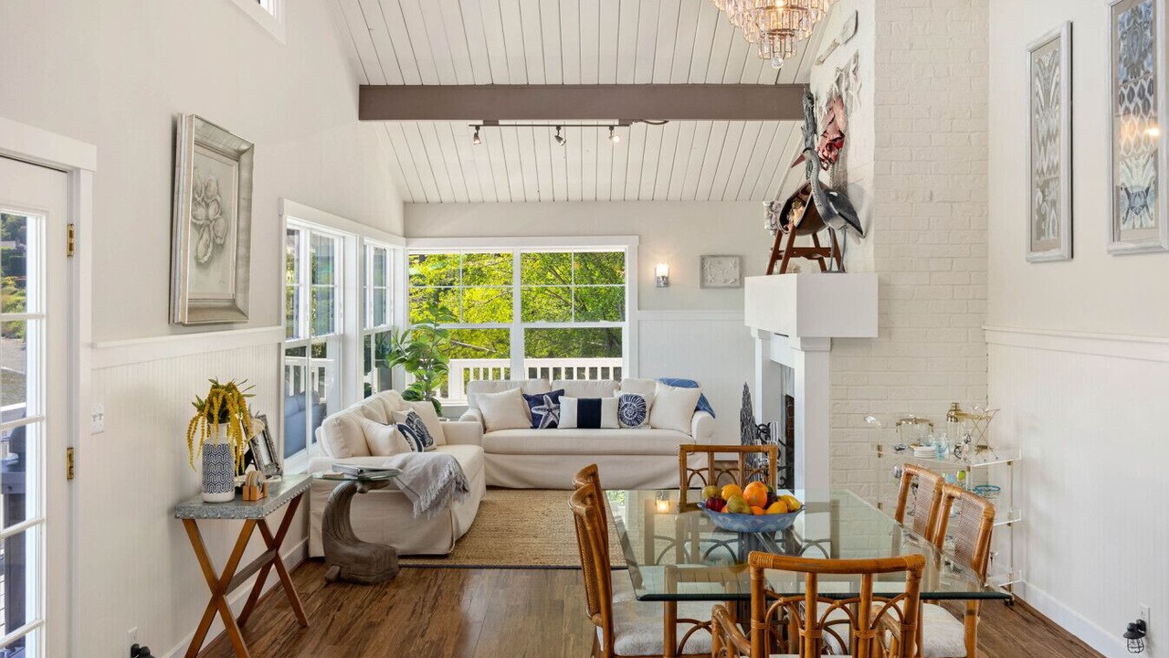 Photo of Livingroom in Rollingbay