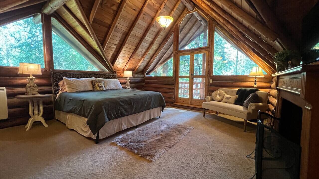 Photo of Bedroom in Rollingbay