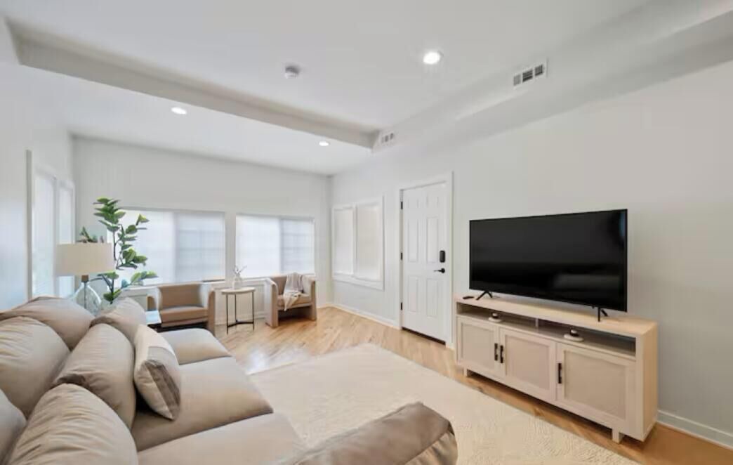 Photo of Livingroom in North Center