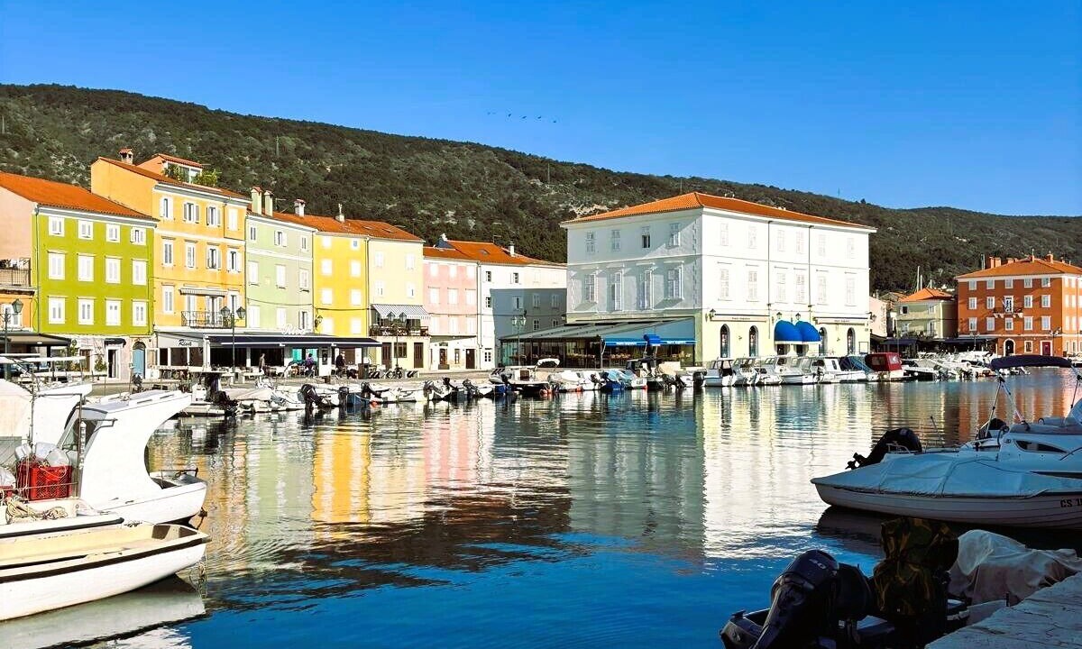 Photo of Others in Cres