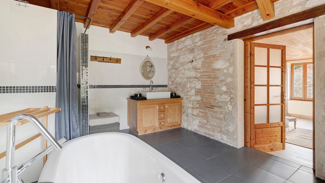 Photo of Bathroom in Castelnau-de-Montmiral