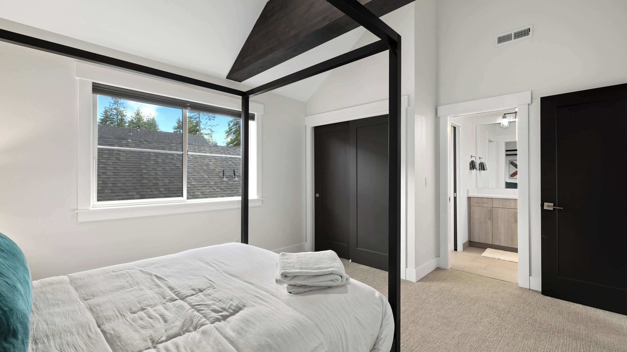 Photo of Bedroom in Roslyn
