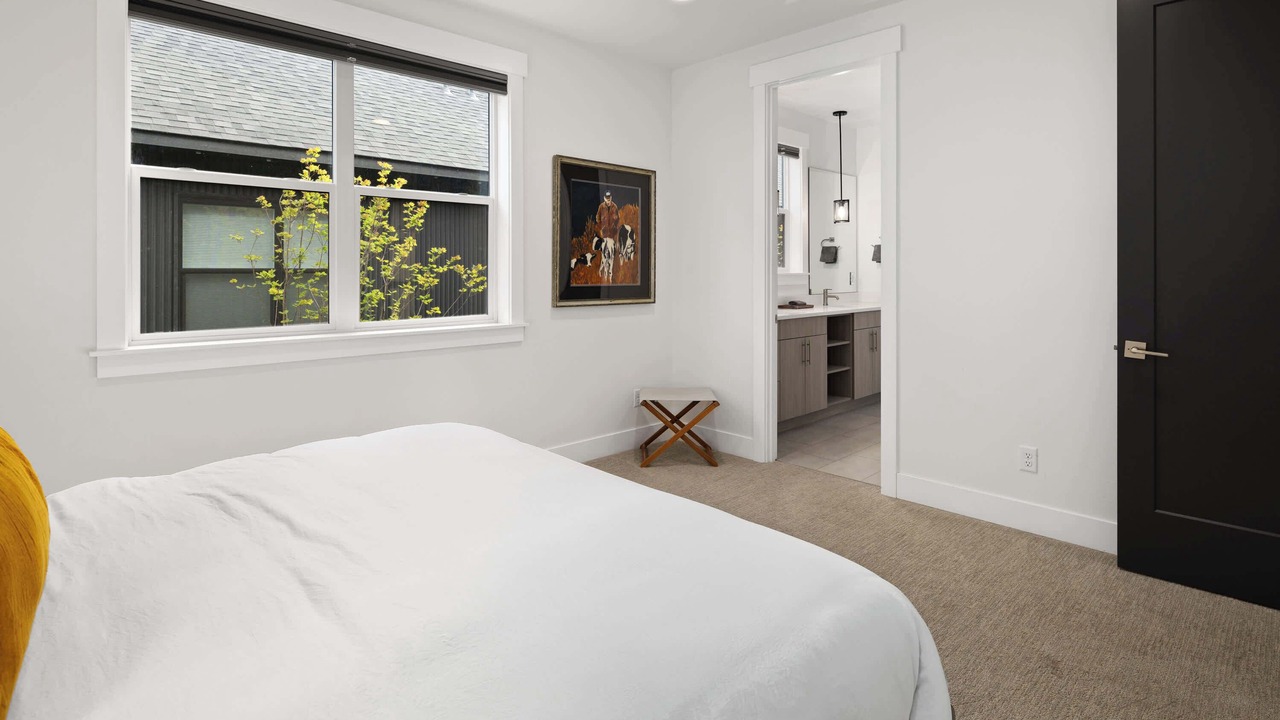 Photo of Bedroom in Roslyn
