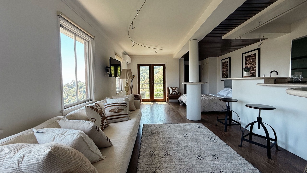 Photo of Livingroom in Hollywood Hills West