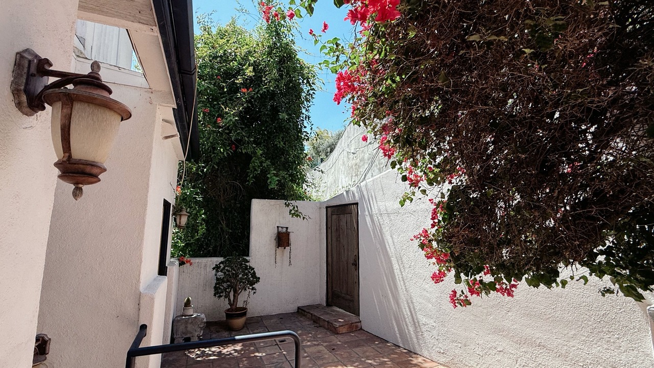 Photo of Outdoor in Hollywood Hills West