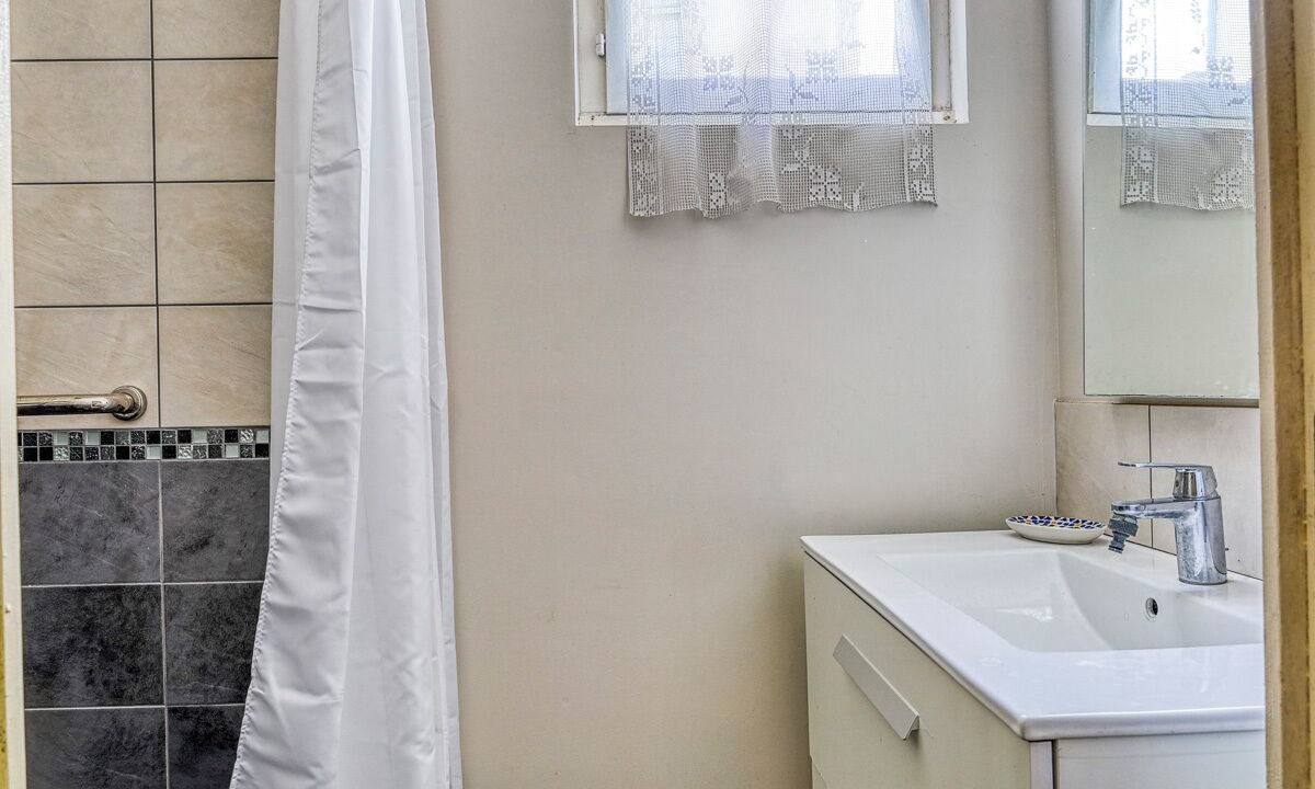 Photo of Bathroom in Ongles