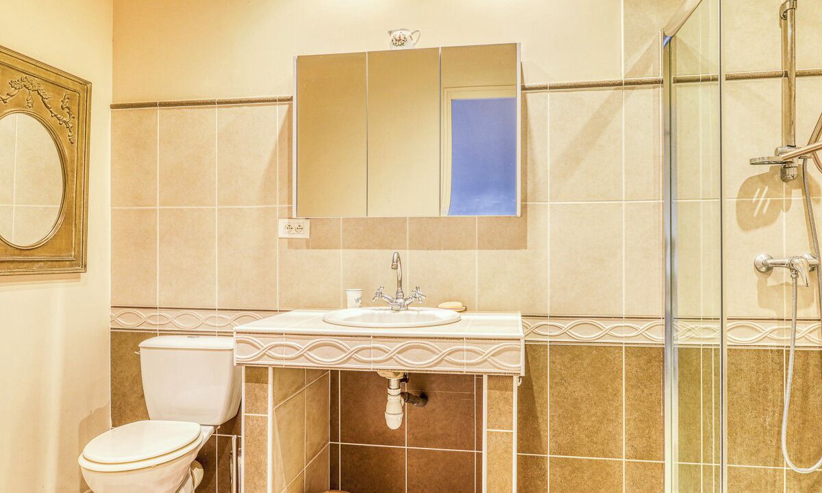 Photo of Bathroom in Ongles