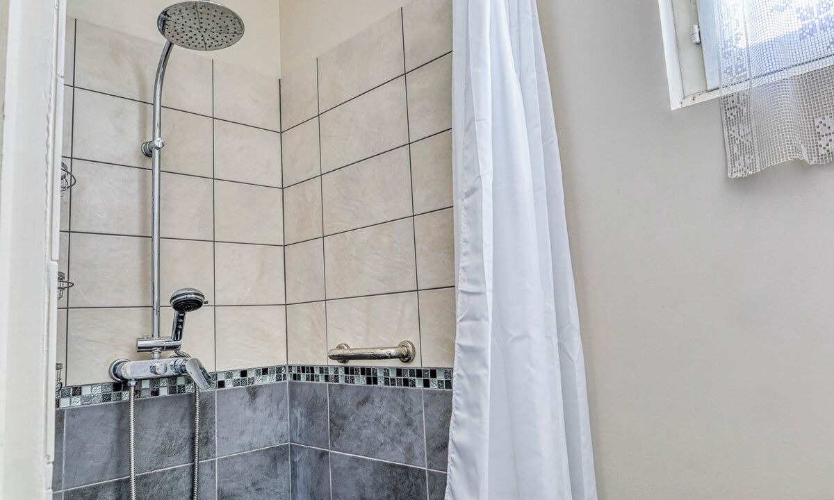 Photo of Bathroom in Ongles