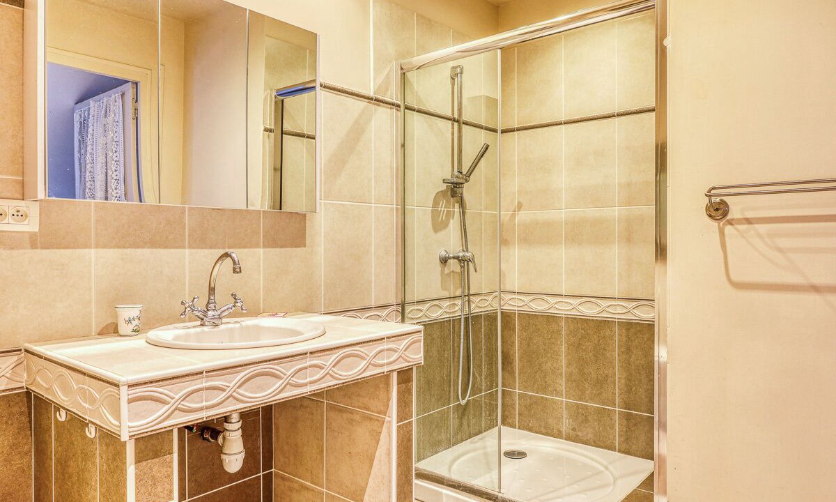 Photo of Bathroom in Ongles