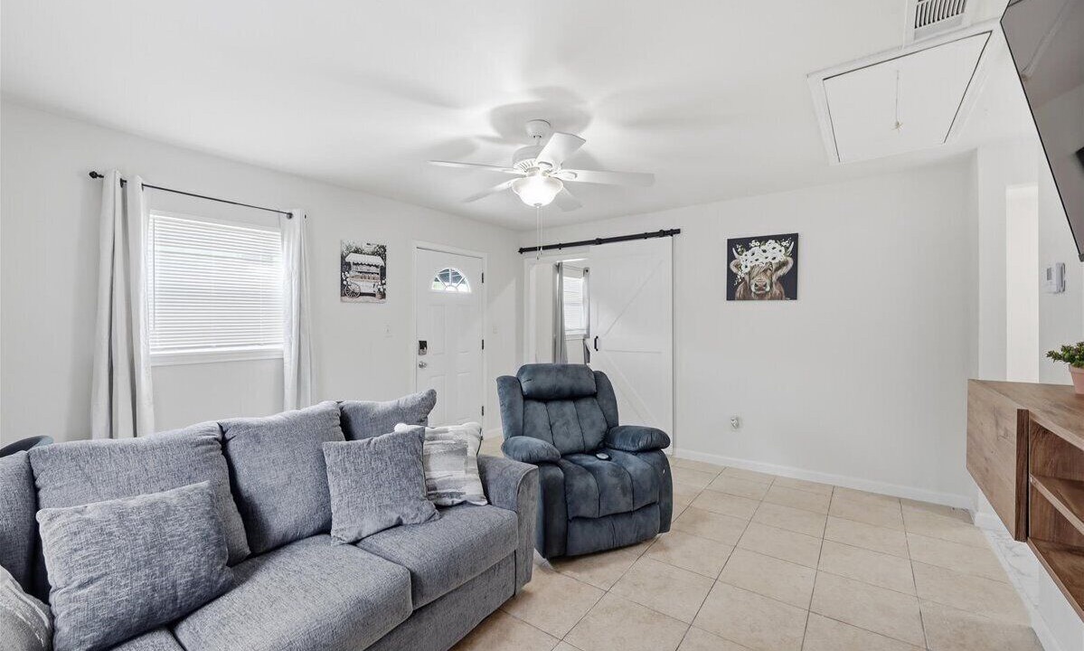 Photo of Livingroom in Bridge City