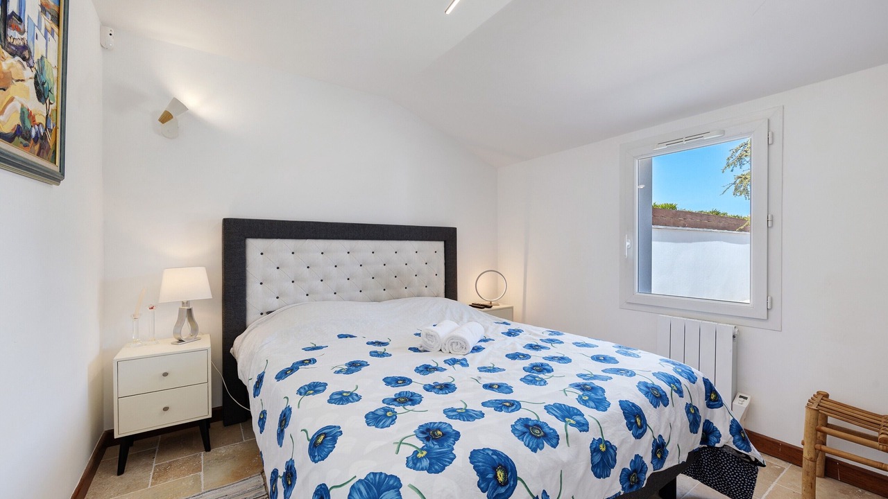 Photo of Bedroom in Angles