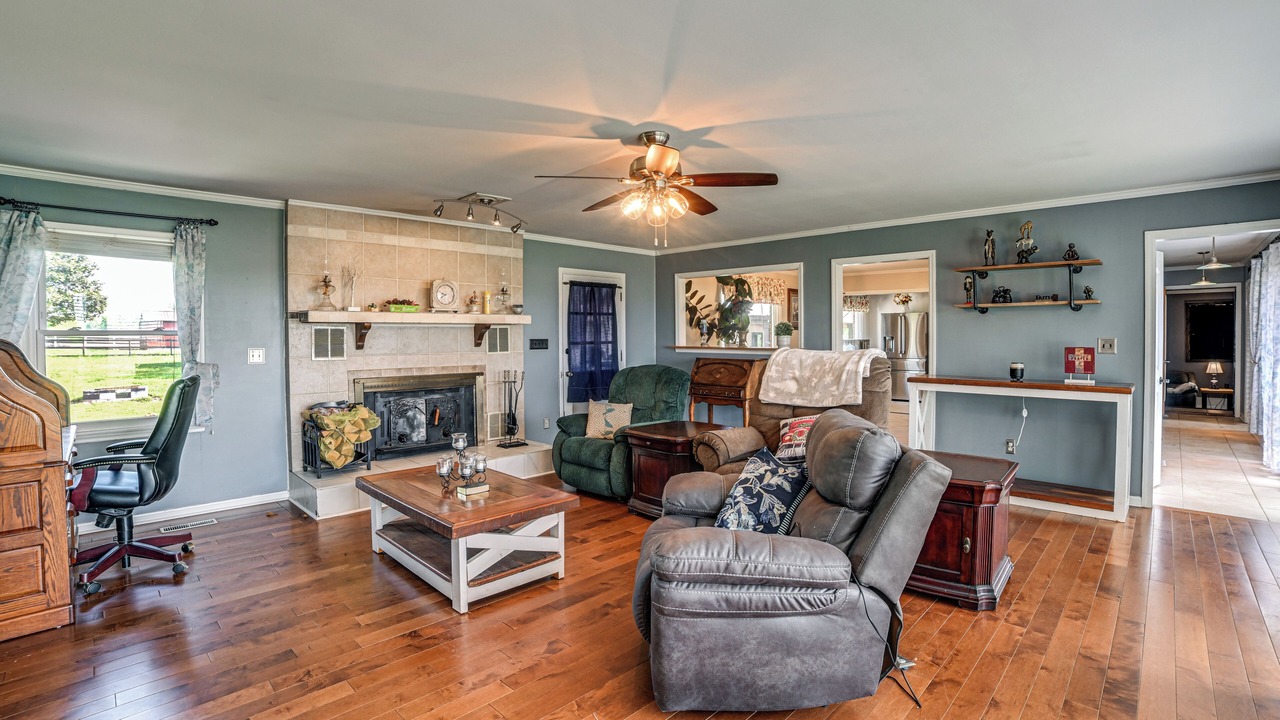 Photo of Livingroom in Oak Grove