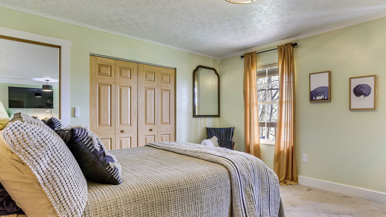 Photo of Bedroom in Laurelville