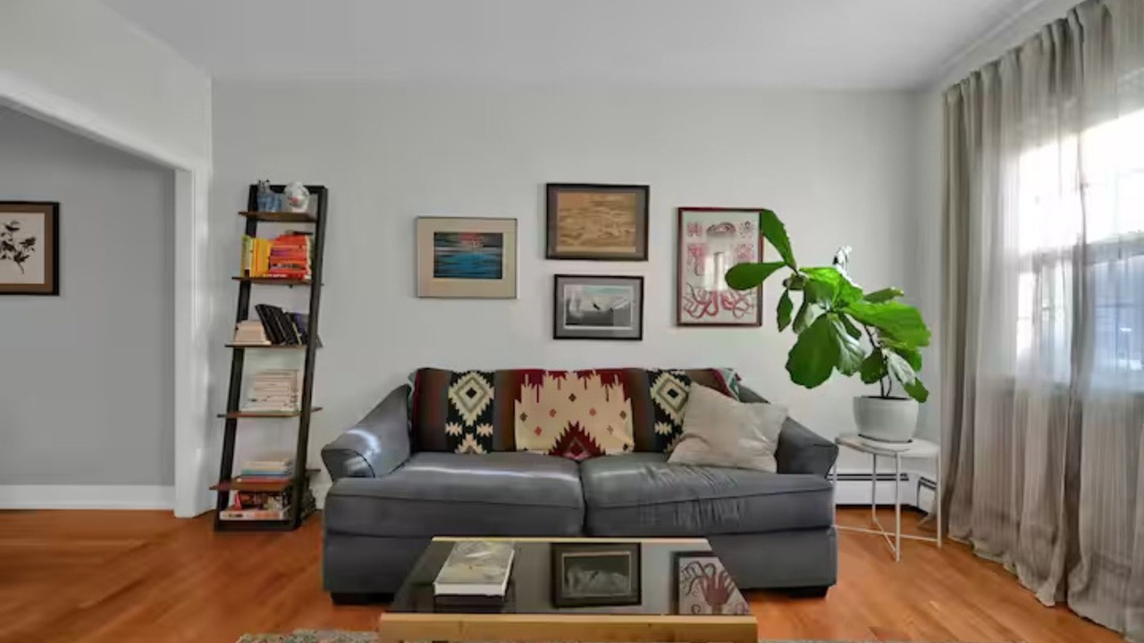 Photo of Livingroom in Medford Street - The Neck