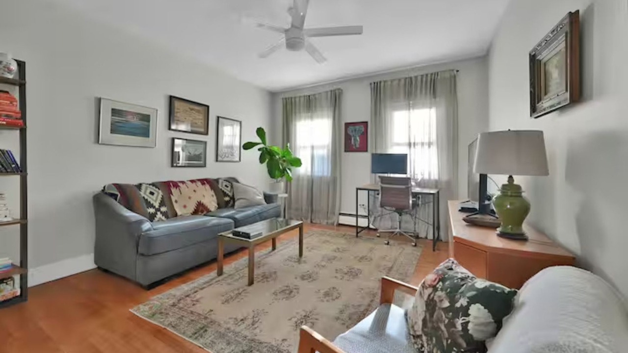 Photo of Livingroom in Medford Street - The Neck