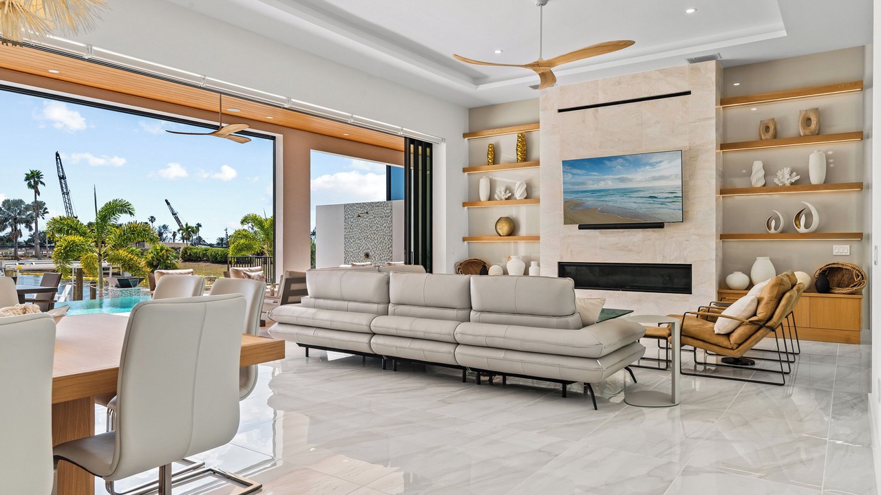 Photo of Livingroom in Yacht Club