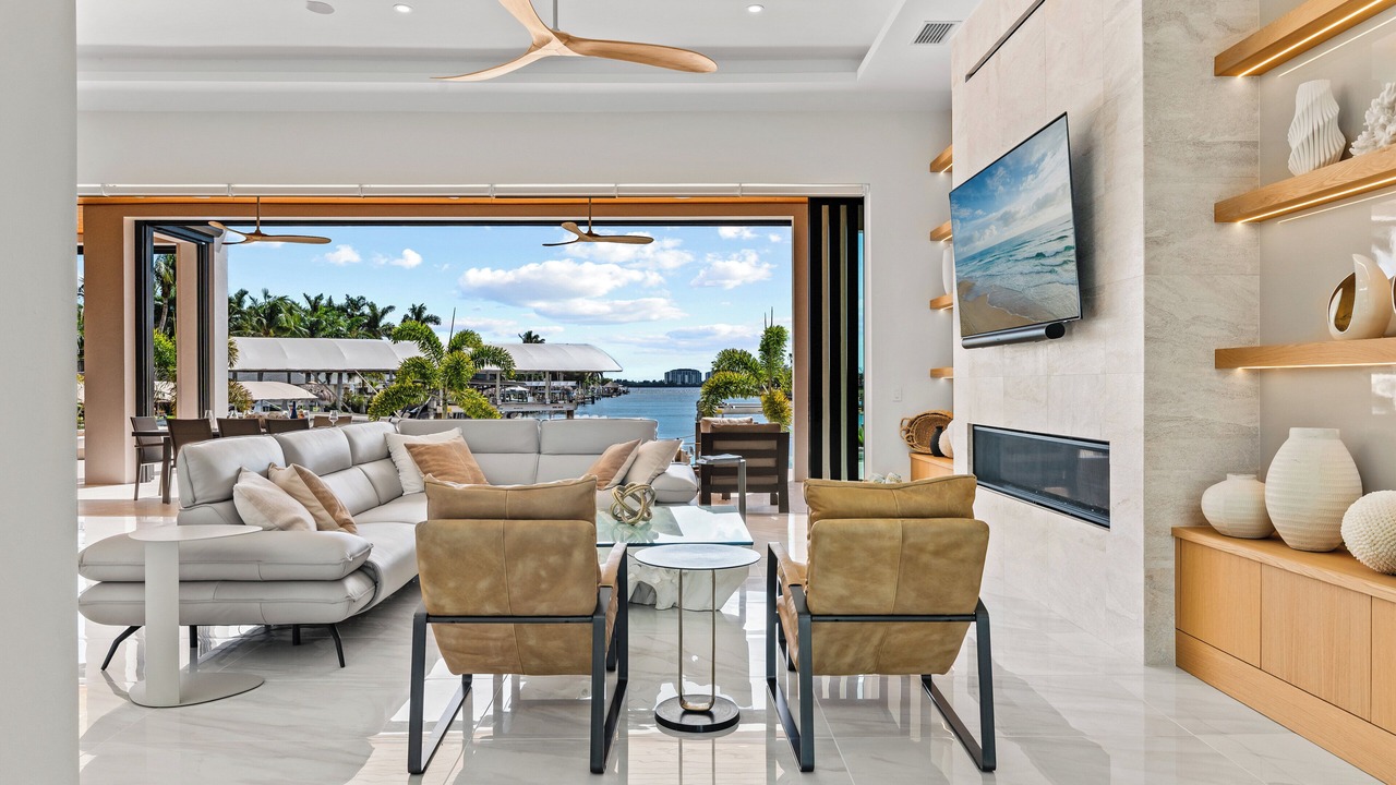 Photo of Livingroom in Yacht Club