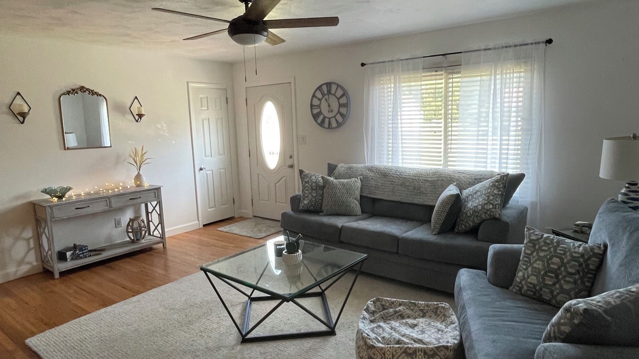 Photo of Livingroom in Elizabeth City