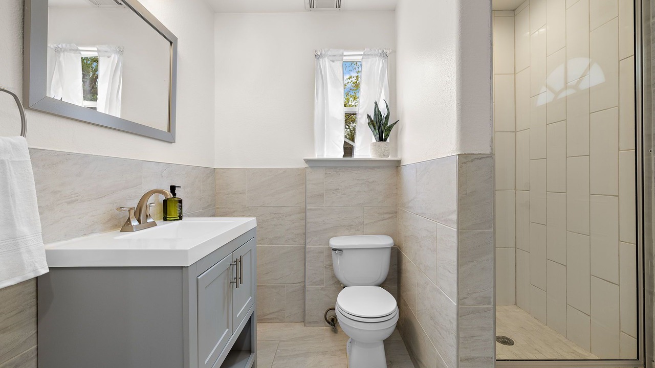 Photo of Bathroom in Montopolis