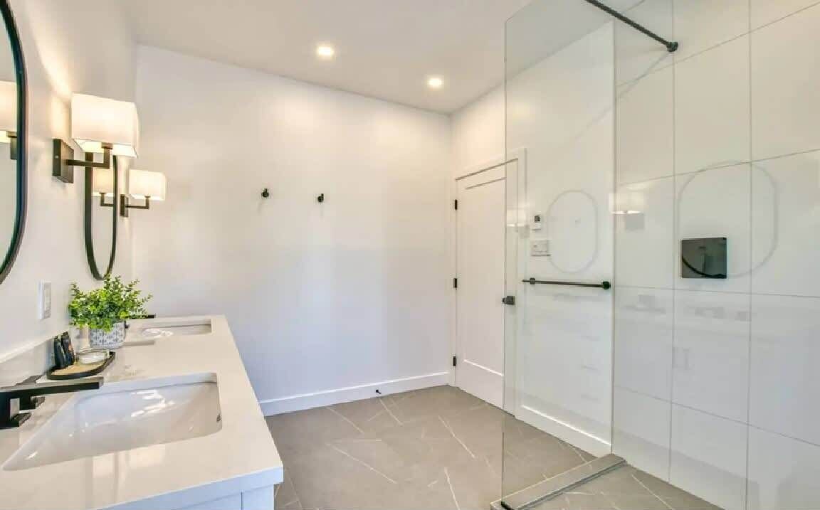 Photo of Bathroom in Argenteuil Regional County Municipality