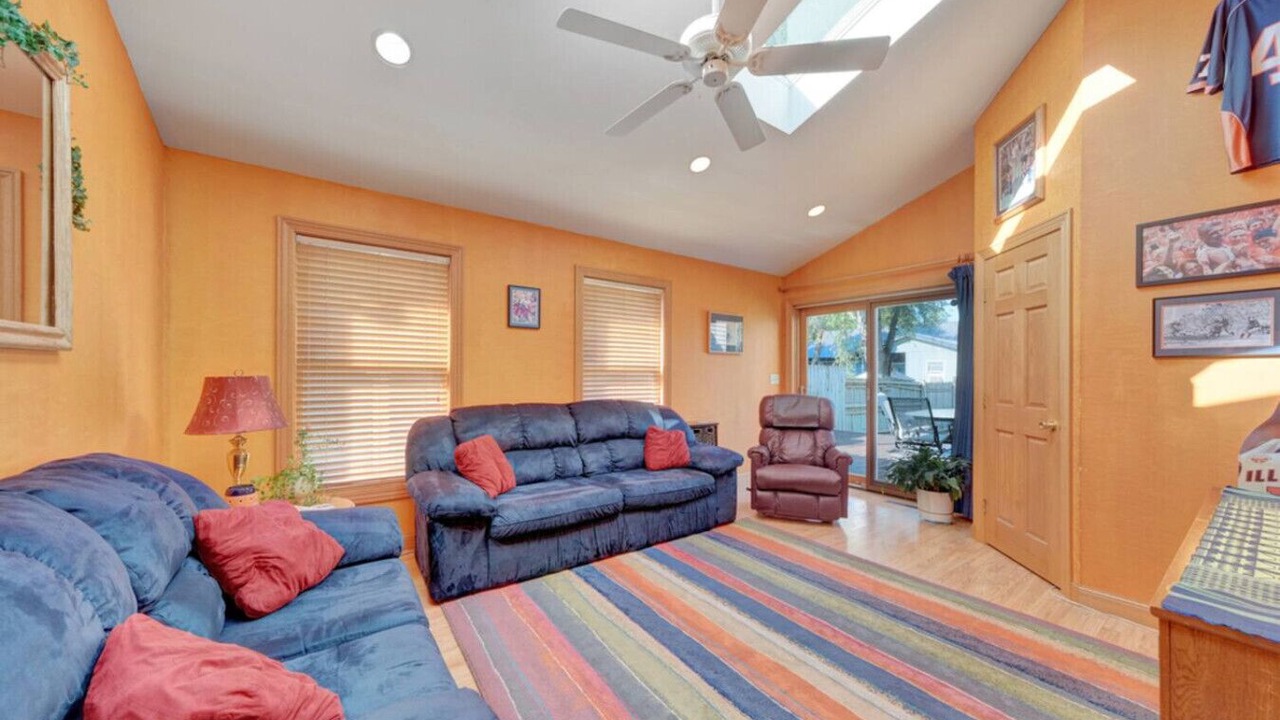 Photo of Livingroom in Champaign