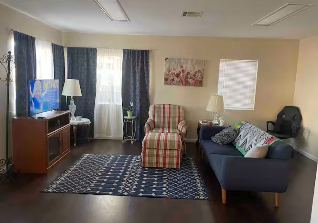 Photo of Livingroom in North Long Beach