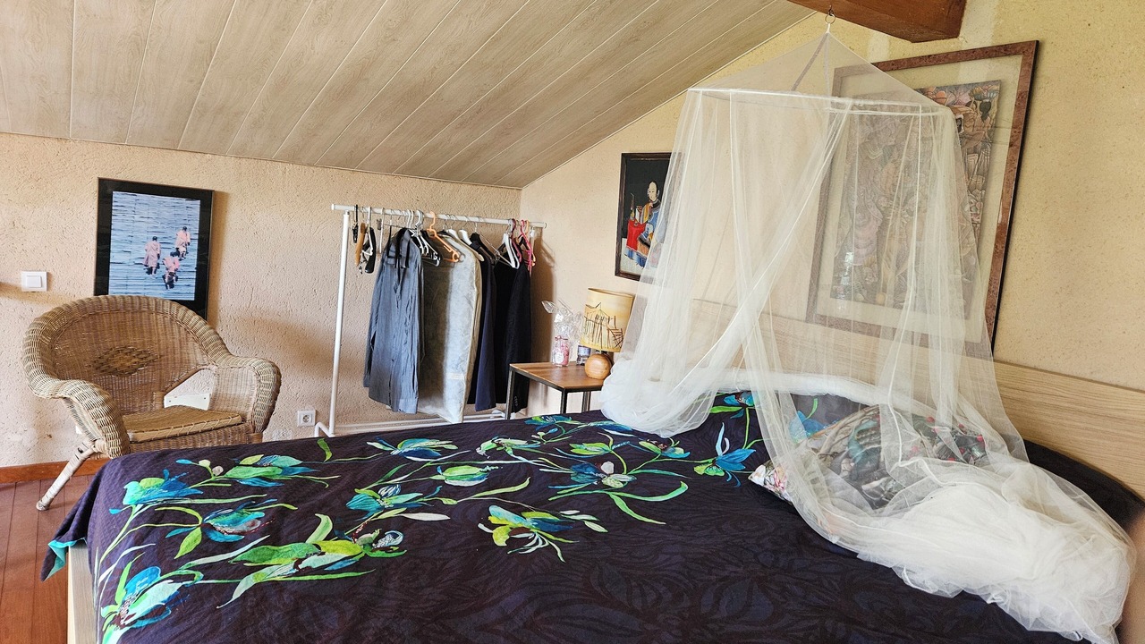 Photo of Bedroom in Comps