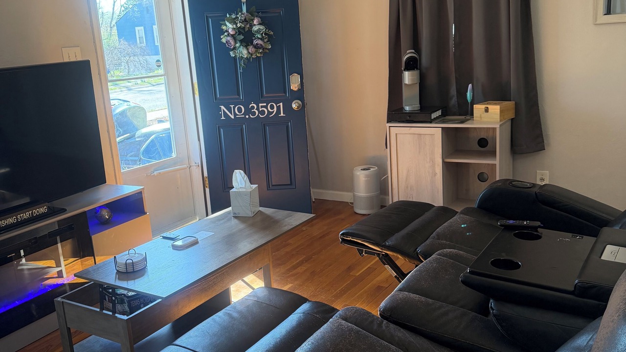 Photo of Livingroom in Airport Township