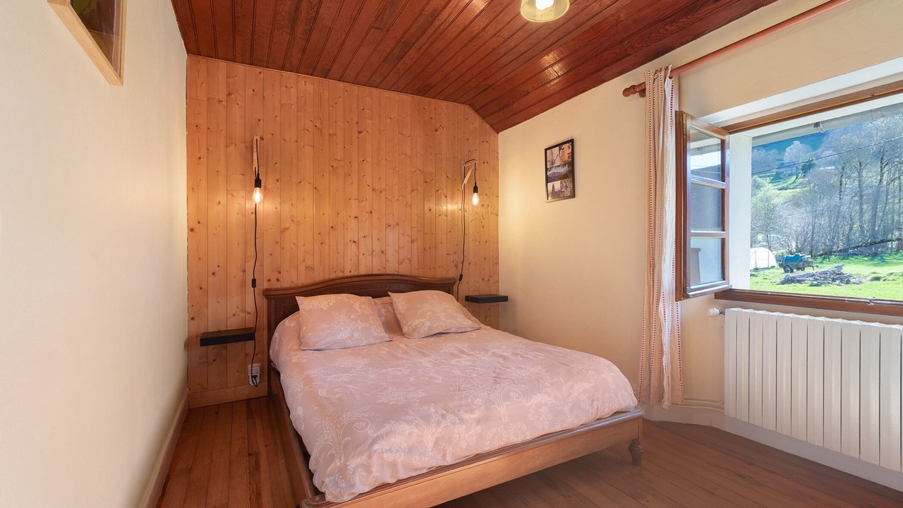 Photo of Bedroom in Campan