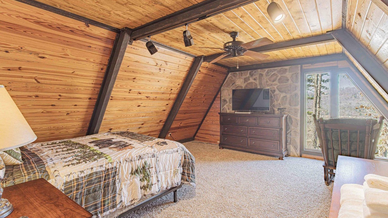 Photo of Bedroom in Lone Rock