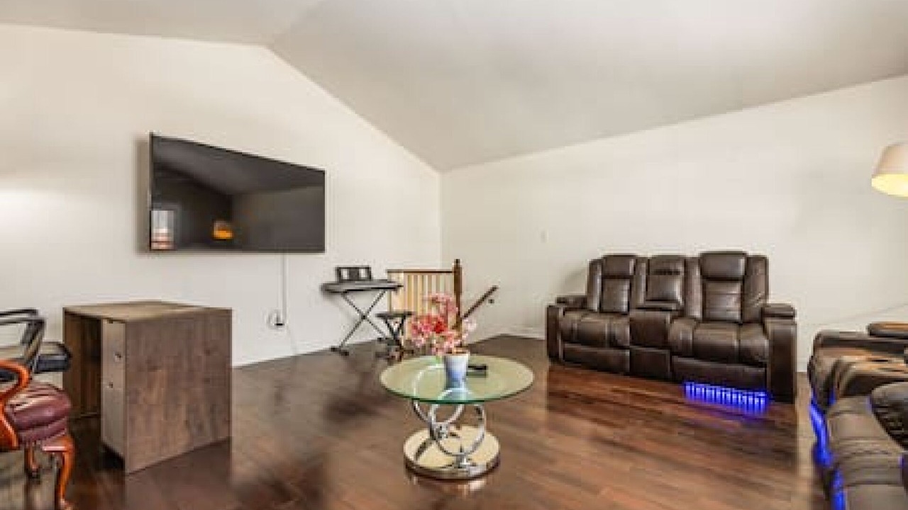 Photo of Livingroom in Pickering
