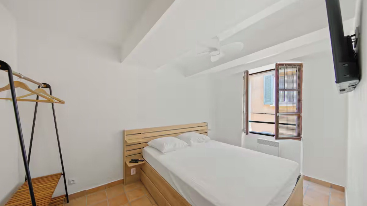 Photo of Bedroom in Hyeres City Centre