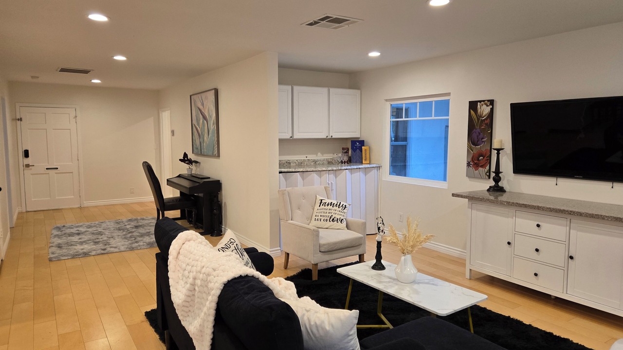 Photo of Livingroom in Encino