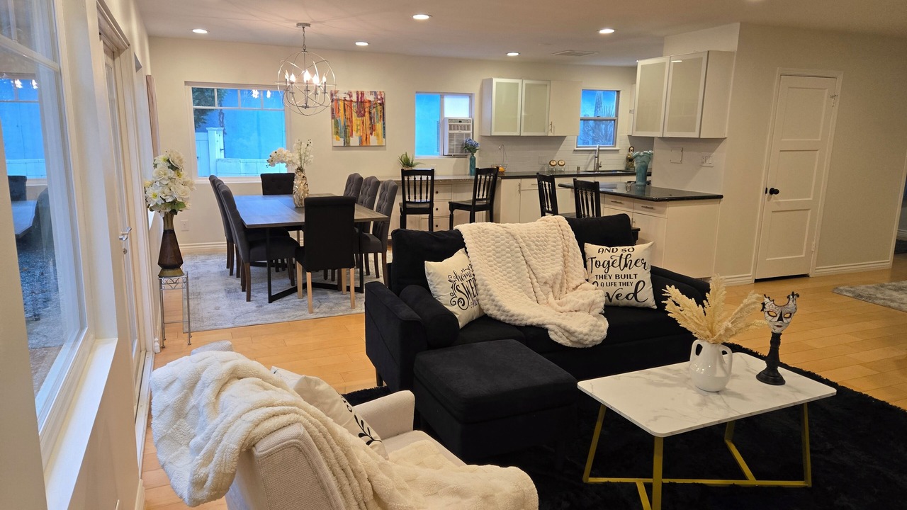 Photo of Livingroom in Encino