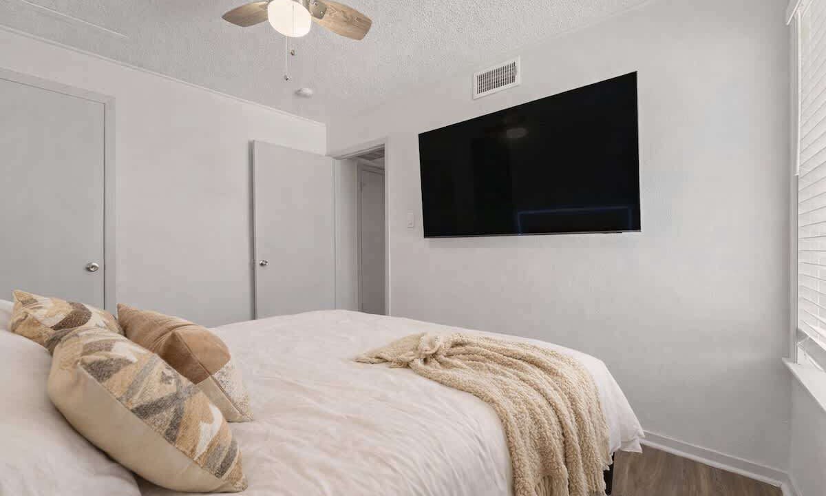 Photo of Bedroom in Central Arlington