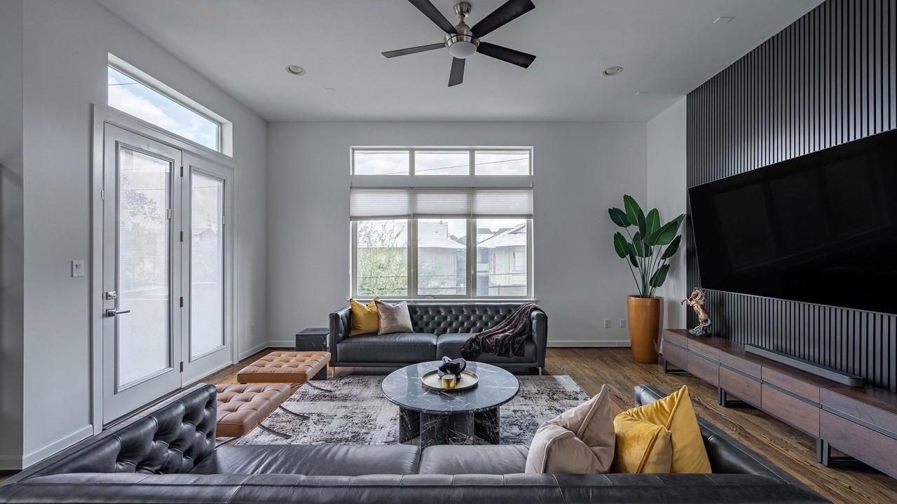 Photo of Livingroom in Neartown