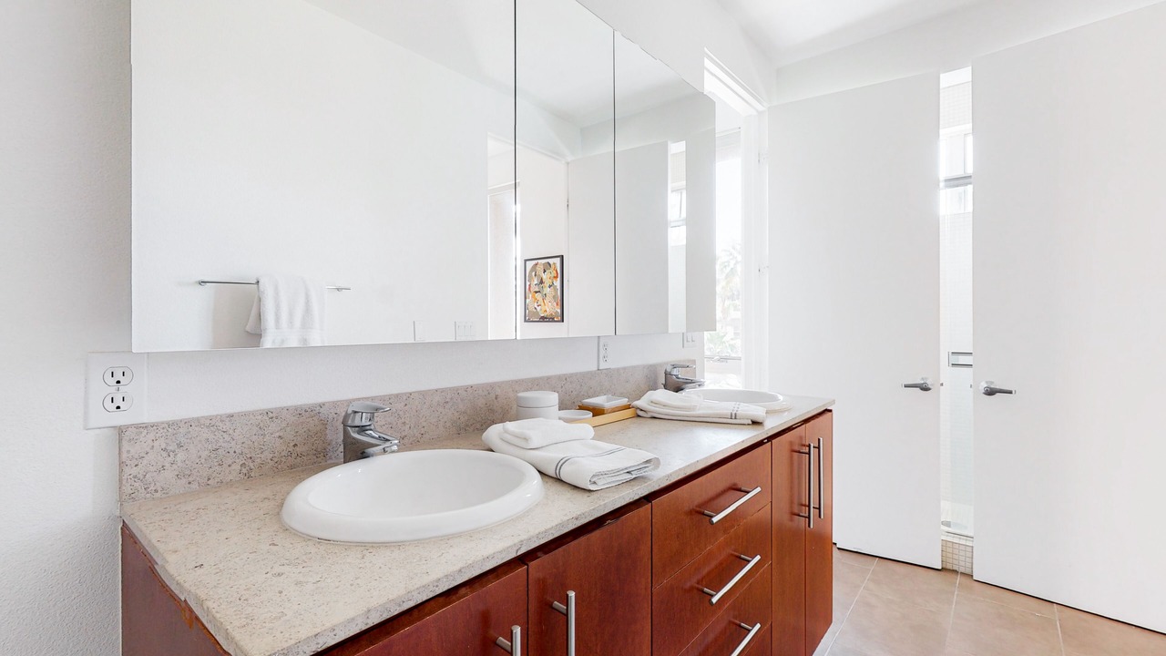 Photo of Bathroom in Canyon Corridor