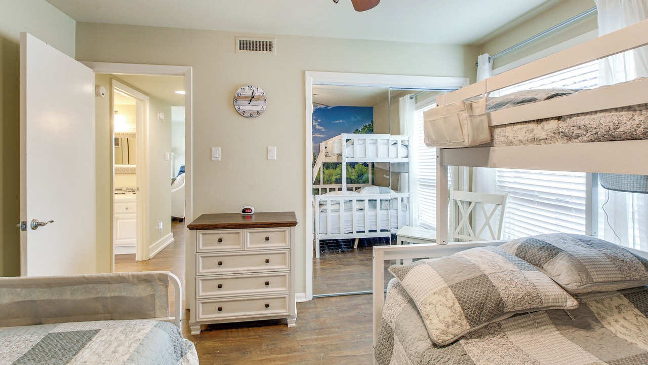 Photo of Bedroom in Lake Hamilton