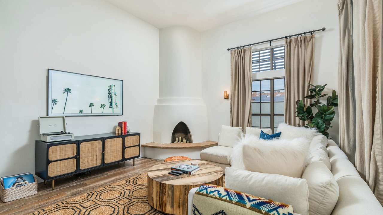 Photo of Livingroom in Continental Foothills