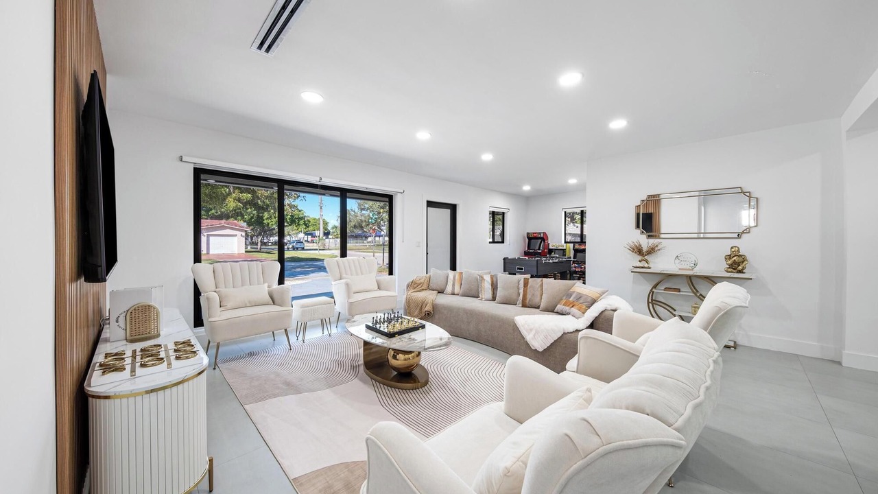 Photo of Others in Hollywood Hills