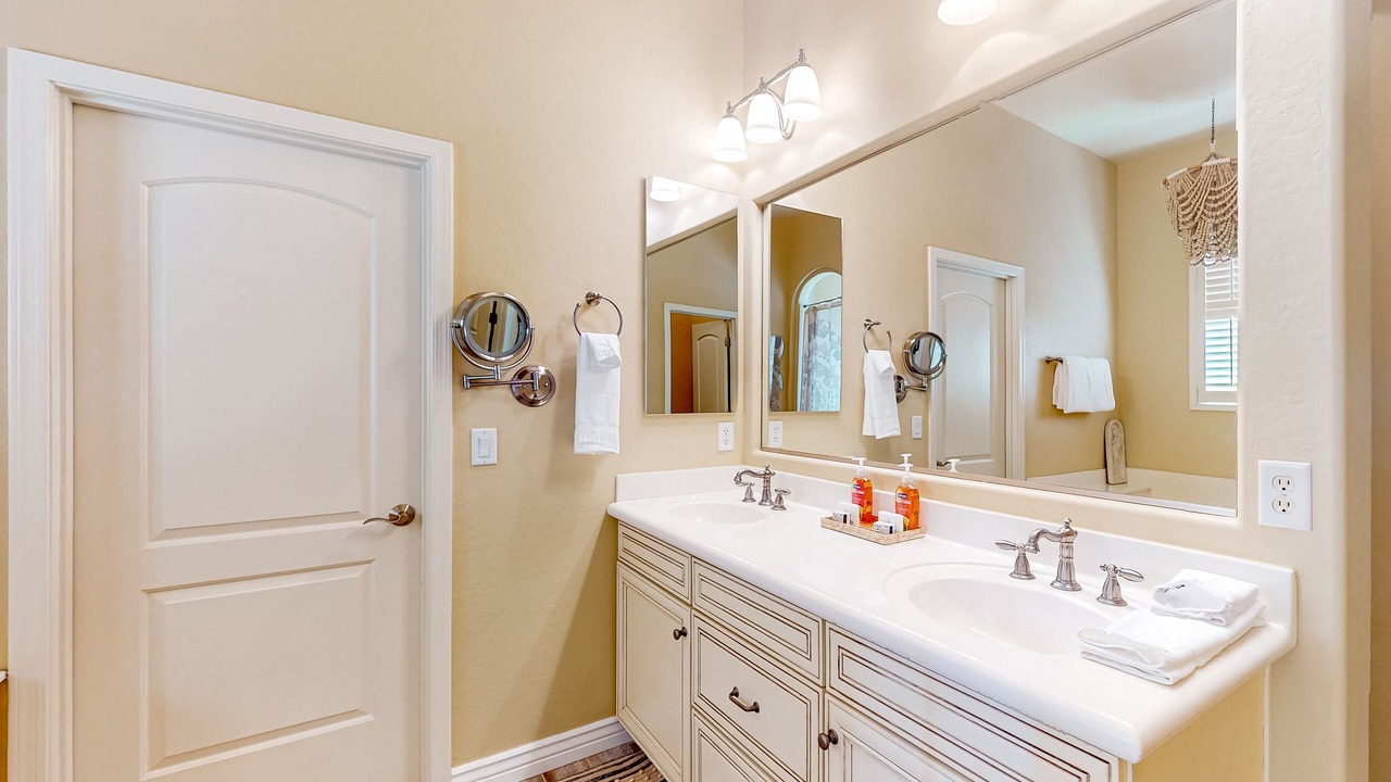 Photo of Bathroom in Montecito in Estrella