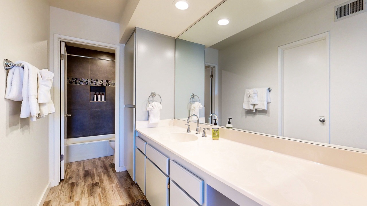 Photo of Bathroom in Canyon Corridor